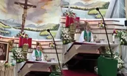 Canlı yayında d*hşet anları: Rahibin üzerine haç düştü, hayatını kaybetti
