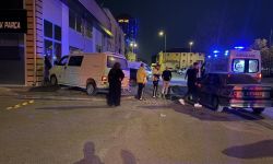 Çarpışmanın etkisiyle kontrolden çıktı: Minibüs dükkanın camına çarptı