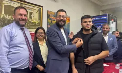CHP Bayraklı’da 57 yeni üyeye rozet taktı