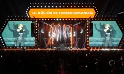 Derya Uluğ, İzmir Kültür Yolu Festivali’nde sahne aldı