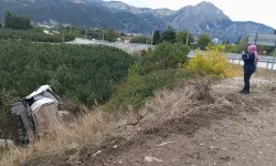 Elma bahçesine devrilen tırın sürücüsü hayatını kaybetti