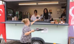 Engelsiz Kafe'de birlikte çalışıyor, birlikte öğreniyorlar