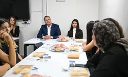 Eşki öğrencilerle aynı sofrada: “Ben sadece belediye başkanı değil, sizin abinizim”