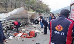 Feci kaza: Balık yüklü kamyon devrildi, 1 kişi yaşamını yitirdi
