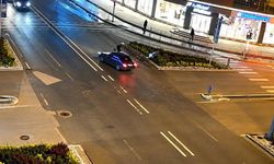Akılalmaz kaza: Motosiklet sürücüsü otomobilin içeri girdi!