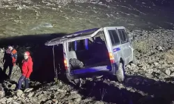 Göçmenleri taşıyan minibüs dereye uçtu: Yaralılar var!