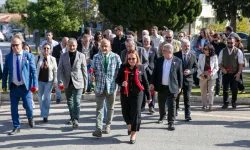 Güzelbahçe'de Ahmet Taner Kışlalı için saygı duruşu