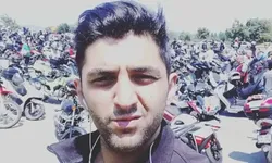 Hafif ticari araca çarpıp başka bir otomobilin altında kalan motosiklet sürücüsü öldü