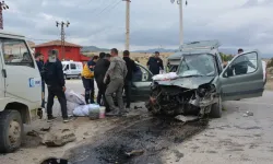 İki kamyonet çarpıştı: 1 ölü, 2 yaralı