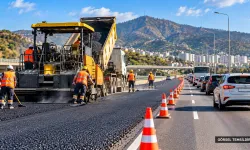 İzmir'de asfalt mesaisi: Otoyolda iki şerit kapatıldı