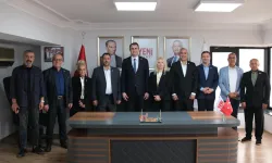 CHP Karşıyaka'dan ayrılan 5 meclis üyesine YENİ Parti rozeti