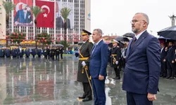 İzmir'de Cumhuriyet kutlamaları çelenk sunma töreni ile başladı