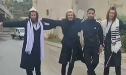 İzmir'de Netanyahu'nun seçim yenilgisini kutlayan Yahudiler sokakta dans etti