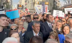 İzmir’de Sansüre hayır yürüyüşüne Özgür Özel de katıldı