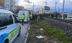 İzmir - Eskişehir seferini yapan trenin çarptığı 18 yaşındaki genç hayatını kaybetti