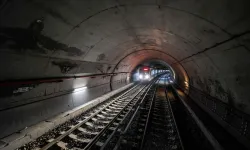 İzmir Metrosu’nda gece mesaisi: Raylar tek tek değiştiriliyor
