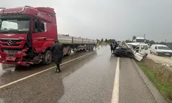 İzmir'de feci kaza: Tır ile kamyonet çarpıştı, 1 ölü