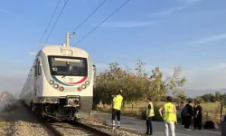 İzmir’de hemzemin geçitte tren ile traktör çarpıştı: Yaralılar hastaneye kaldırıldı