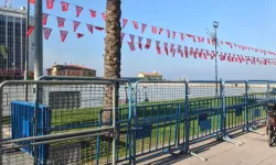 İzmir’de kritik gün: Meydanlara polis barikatı kuruldu