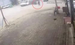 İzmir'de motosiklet kamyonetin altına girdi: Kaza anı kamerada
