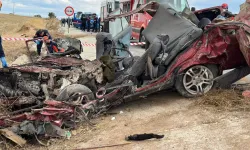 Kamyon ile otomobil çarpıştı: 3 kişi hayatını kaybetti