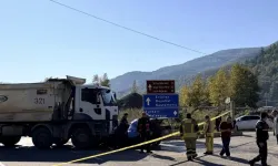 Kamyon ile çarpışan otomobilin sürücüsü olay yerinde hayatını kaybetti