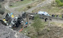 Kargo yüklü kamyon 25 metreden uçtu: 2 yaralı