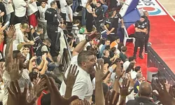 Karşıyaka Başkanı Yiğit Tusder taraftarlarla tribünde