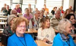 Karşıyaka'da 60 yaş üstü vatandaşlar yeniden okul sıralarında