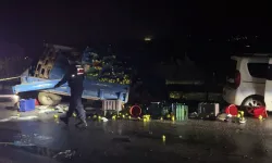 Üç aracın karıştığı zincirleme kazada 2 kişi öldü, 3 kişi ise yaralandı