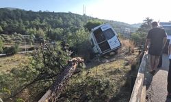 Korkutan kaza! Minibüs bariyerleri aşıp şarampole uçtu