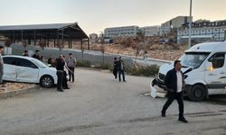 Korkutan kaza: Minibüs ile otomobilin çarpıştığı kazada yaralılar var!