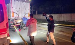 Lastiği patlayan motosiklet tıra çarptı: Motokurye kurtarılamadı