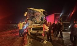 Nar yüklü tır ile tur otobüsü çarpıştı: 10 yaralı