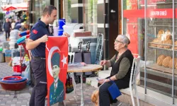 Narlıdere sokakları 29 Ekim öncesi kırmızı beyaza büründü