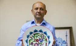 Odasını atölyeye dönüştürdü, 20 yıldır çini boyuyor