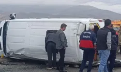 Öğrencileri taşıyan servis devrildi: 12 öğrenci yaralandı