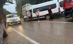 Öğrencilerin de bulunduğu minibüs kamyona çarptı: 1 ölü, 23 yaralı