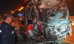 Otobüsü üst geçit sansörüne çarptı: 24 yaralı