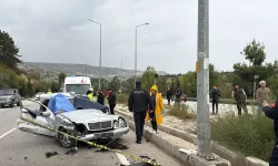 Otomobil bariyerlere çarptı: 49 yaşındaki sürücü öldü, 4 kişi yaralandı