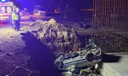 Yol çalışması nedeniyle açılan çukura düşen otomobil ters döndü: 1 ölü, 5 yaralı