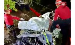 Uçuruma yuvarlanan otomobildeki 4 kişi öldü, 1 kişi yaralandı