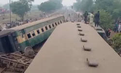 Pakistan'da yolcu treni raydan çıktı: Çok sayıda ölü ve yaralı var!
