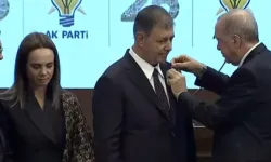 Rozetini Erdoğan taktı: Cemil Tugay resmen AK Partilli oldu