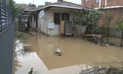 Sağanak hayatı felç etti: 3 kardeş mahsur kaldı