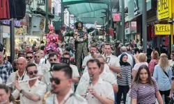 Tarihi çarşıda festival coşkusu: Kemeraltı sokakları renklendi
