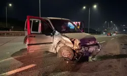 Hafif ticari araç önce bariyerlere ardından otomobile çarptı: 1 ölü