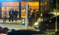 Trafikte tartışma büyüdü, gençler birbirine girdi: O anlar kamerada
