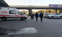 Tramvay durağına geçerken otomobil çarptı: 18 yaşındaki genç kurtarılamadı