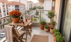 Yazdan Sonbahara Geçişte Çiçekli Balkon Hazırlığı